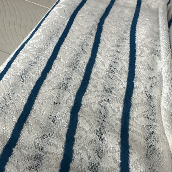 2.25 YARDS & 62" Wide Fabric Floral Lace, Striped Stretch Lightweight Polyester - Picture 4 of 6